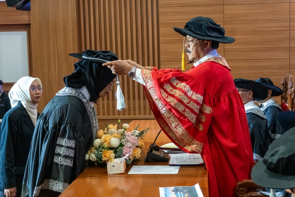 Momen pengukuhan guru besar pariwisata berkelanjutan Universitas Widyatama.