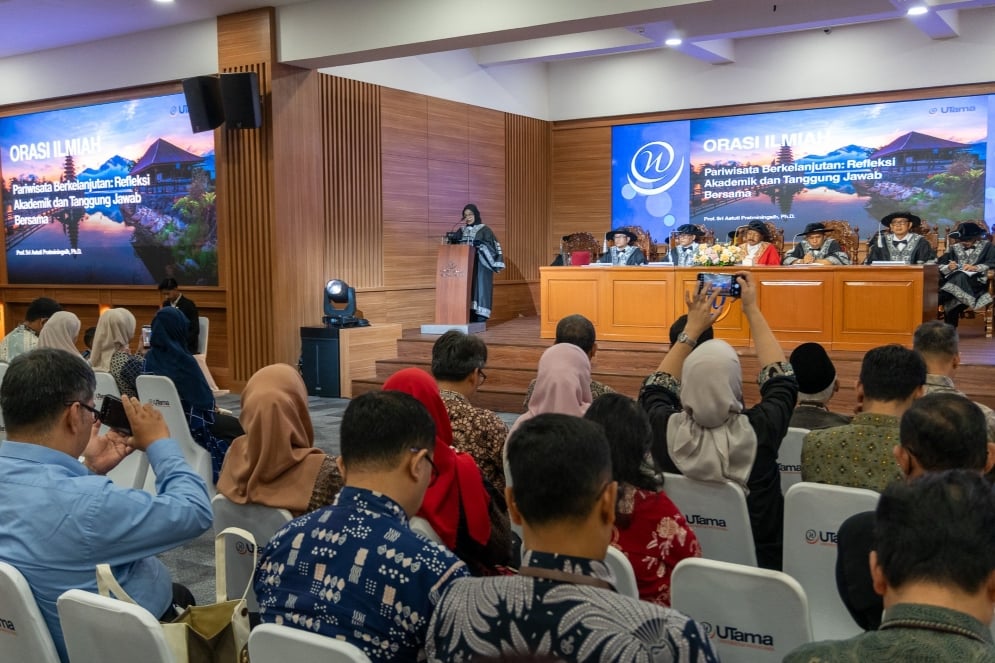 Suasana orasi ilmiah pengukuhan guru besar pariwisata berkelanjutan