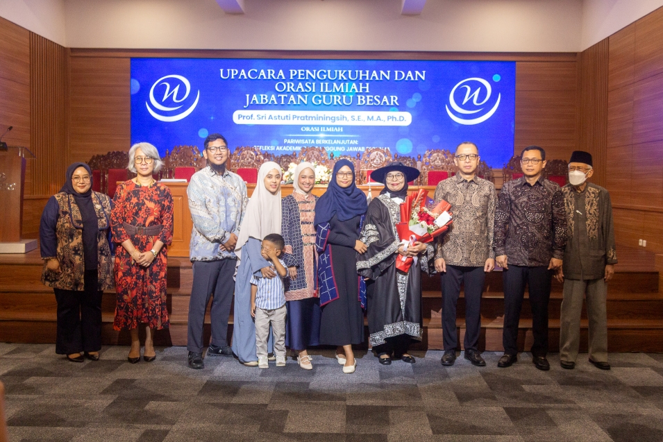 momen pengukuhan guru besar Universitas Widyatama